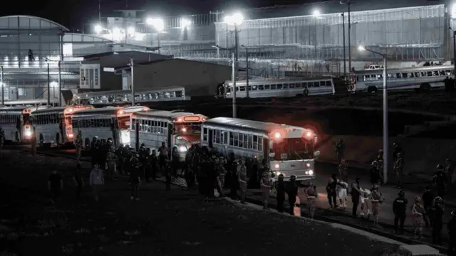 Caravanas de ônibus levando deportados