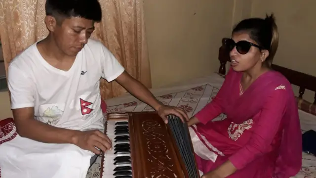 गुरु अनिल फागोसँग सङ्गीत सिक्दै मेनुका पौडेल