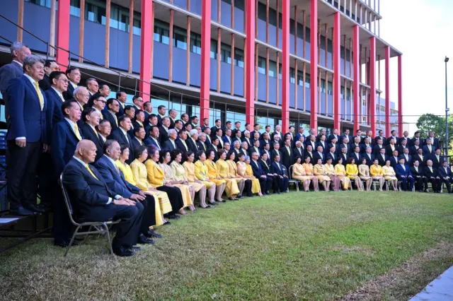 สว.ชุดเฉพาะกาล 250 คนถ่ายภาพหมู่ร่วมกันที่รัฐสภาเมื่อ 19 มิ.ย. ก่อนยุติการปฏิบัติหน้าที่ภายหลัง สว. ชุดใหม่เข้ารับหน้าที่