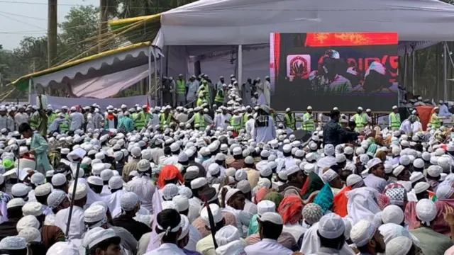 ঢাকার সোহরাওয়ার্দী উদ্যানে হেফাজতে ইসলামের মহাসমাবেশে অংশ নেন নেতাকর্মীরা