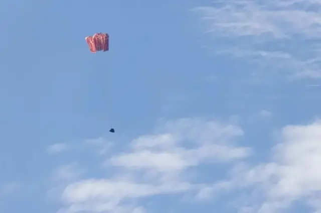 Di Orion spacecraft wen di main parachutes deploy