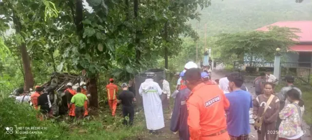 တိမ်းမှောက်ခဲ့တဲ့ ကားပေါ်က ခရီးသည်တွေကို ကယ်ဆယ်ရေးလုပ်နေတဲ့မြင်ကွင်း