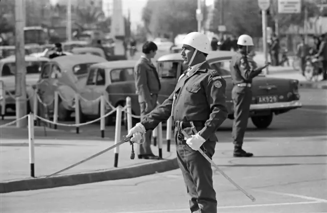 Adana'daki askeri törende elindeki kılıçla görünen bir asker. 