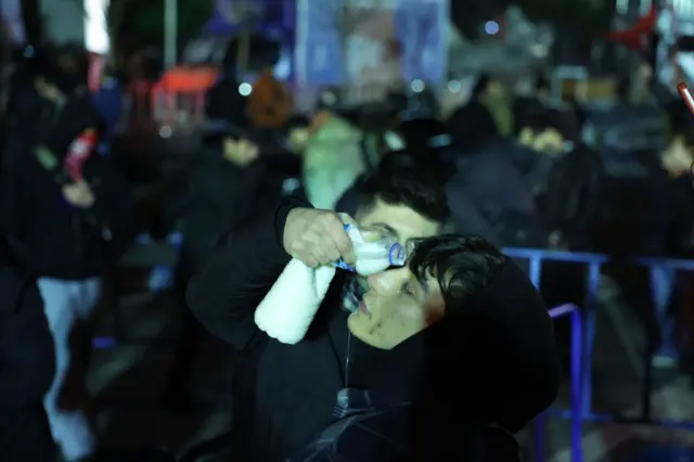Polis, yer yer gruplara biber gazıyla müdahale ediyor.