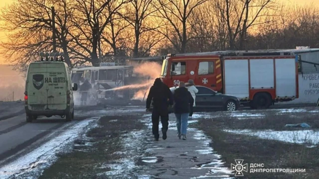 Пожарные тушат автобус