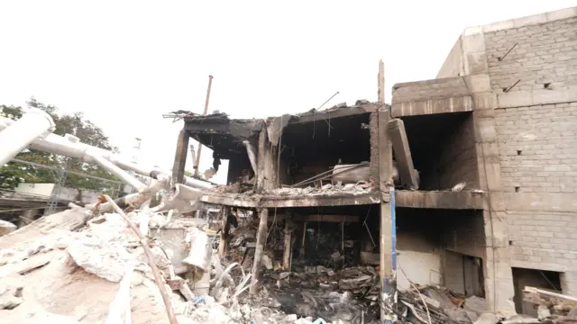 పాశమైలారంలో దెబ్బతిన్న భవనం