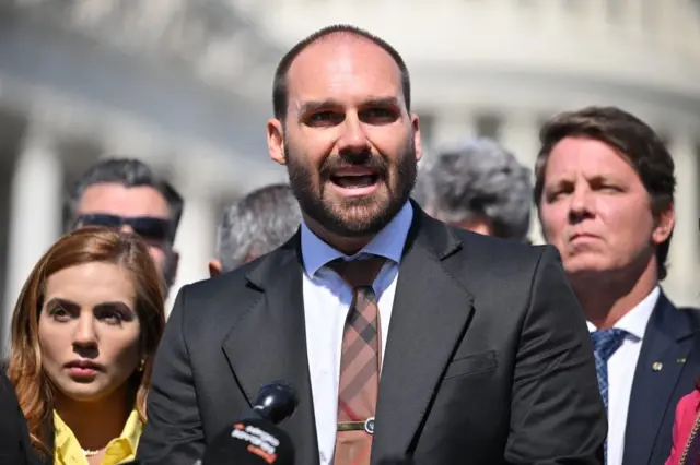 Eduardo Bolsonaro falando no microfone