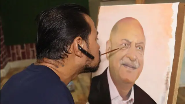 મનોજે જિંદગીમાં સંઘર્ષ કરીને અને મુસીબતમાં હિંમત ન હારી આત્મવિશ્વાસના દમ પર પોતાની એક આગવી ઓળખ ઊભી કરી છે