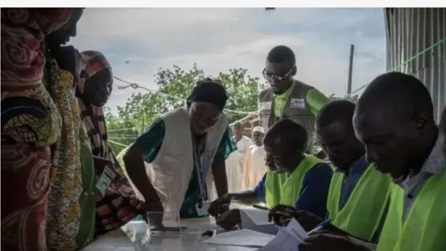 Aworan awọn obinrin to n dibo pẹlu awọn alamojuto ibo naa