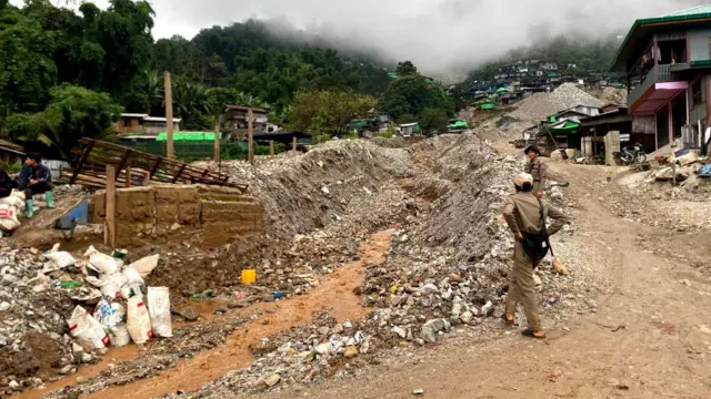 မော်ချီးဒေသမှာ ခဲမဖြူ၊ အဖြိုက်နက် သတ္တုတွင်းတွေက အဓိက စီးပွားရေးဖြစ်ပါတယ်။