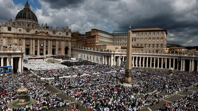 Faithful attend as Pope Leo XIV hold im inaugural Mass inaugural for Saint Peter's Square, for di Vatican