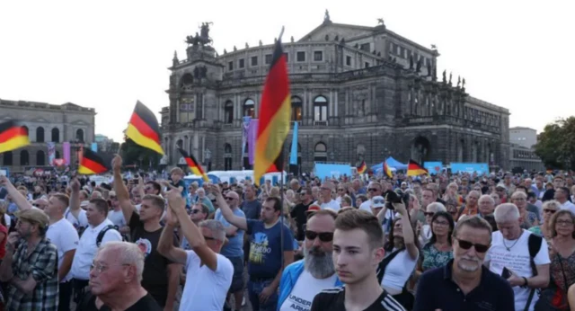 AfD parti mitingi bayraklı Almanlar