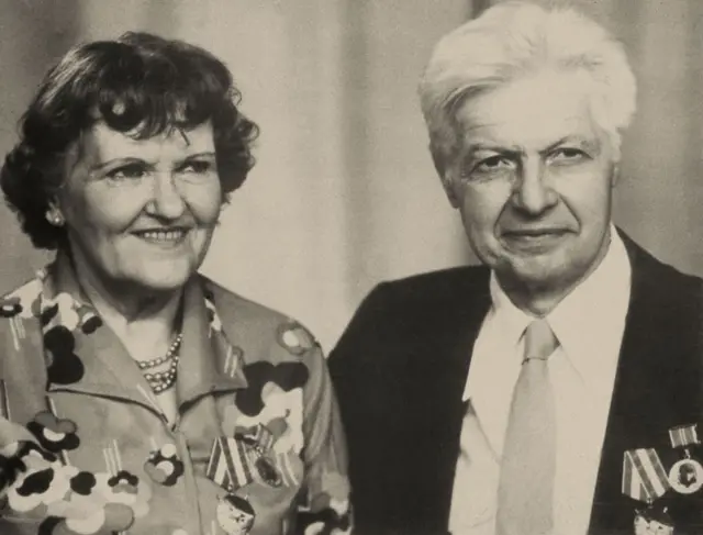 Чорно-біле фото Крогерів з нагородами на грудях