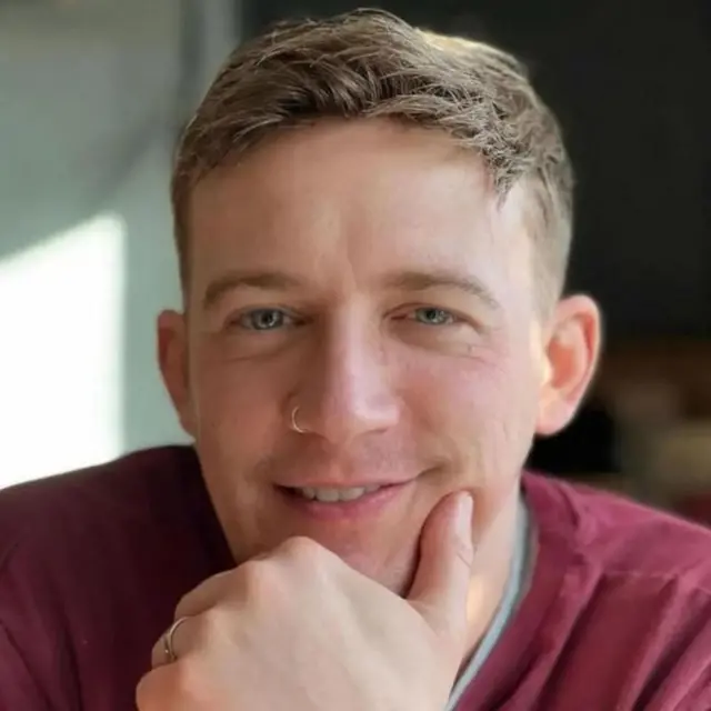 Adam Lomax amekuwa akitumia mfumo wa nywele kwa miaka sita.