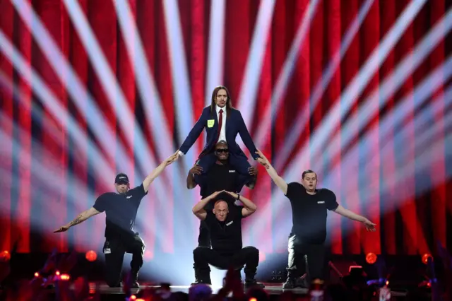 Predstavnik Estonije Tomi Keš sa plesačima na sceni