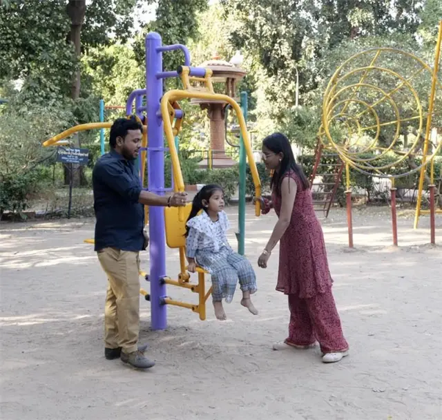 કિંજલ અને નવીન તેમની દીકરી નવ્યા સાથે 