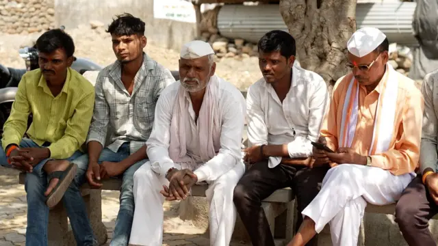 महाराष्ट्राच्या एका गावात बसलेले गावकरी