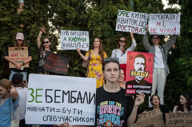 Протестувальниці у Львові тримають плакати із написами: "Зебембали", "мовчати = бути співучасником", "Офіс (президента – Ред.) купує квиток до Ростова?", "був би цирк, а клоуни знайдуться"
