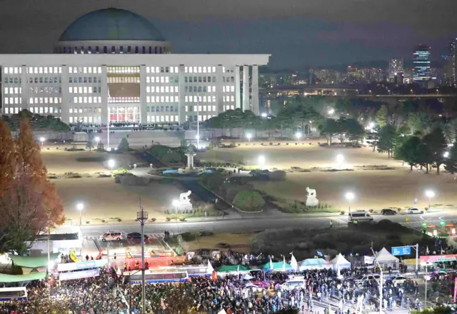 Prédio da assembleia nacional da coreia do sul com manifestantes em frente 