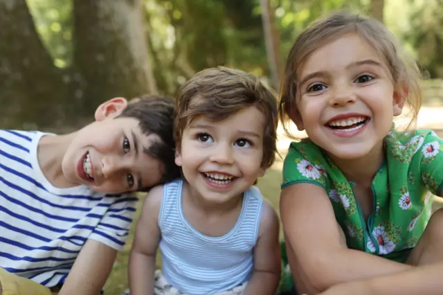 أطفال يبتسمون