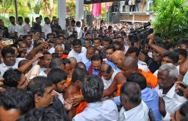 இலங்கை, முன்னாள் ஜனாதிபதி சலுகைகள், சிறப்புரிமைகள் பறிப்பு