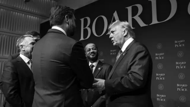 بدر بن حمد بوسعیدی وزیر خارجه عمان در کنار استیو ویتکاف، دونالد ترامپ و جیدی ونس معاون رئيس جمهور آمریکا در حاشیه اجلاس هیات صلح در واشنگتن