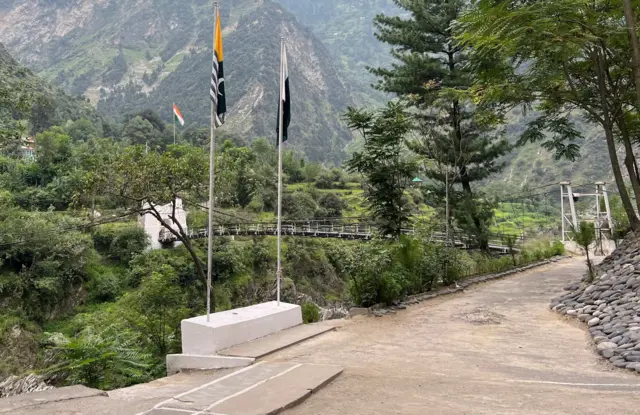 सन् २०१८ देखि बन्द रहेको भारत र पाकिस्तानका भूभाग जोड्ने कश्मीर क्षेत्रको पुलवारि र पारि दुई देशका झण्डा