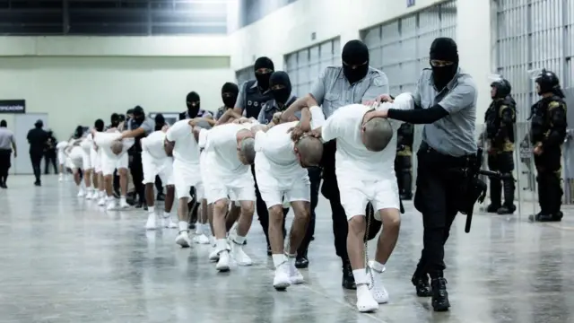 Detenidos en el Cecot.