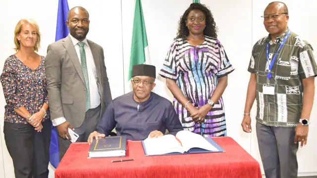 Ambassador Obinna Chiedu Onowu wen im sign di Samoa Agreement for Nigeria