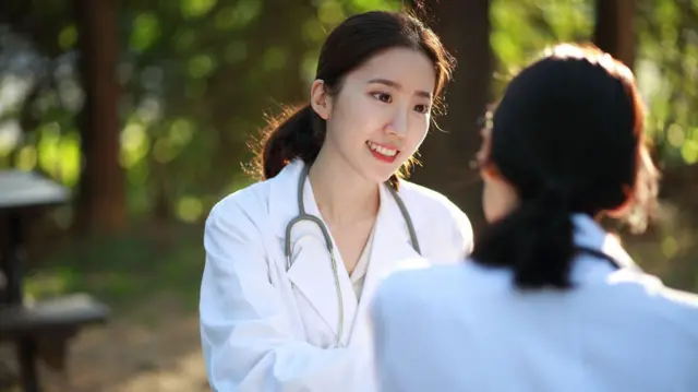 Kadın bir doktor, başka bir kadınla konuşuyor