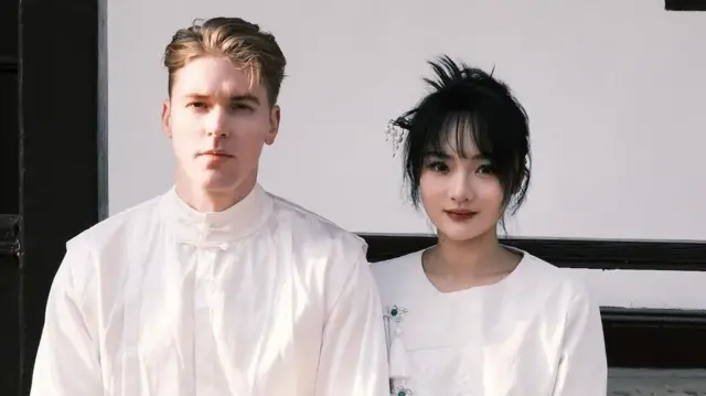 Laura Deng n'inshuti ye Charles Thomas, bambaye imyenda gakondo y'Abashinwa