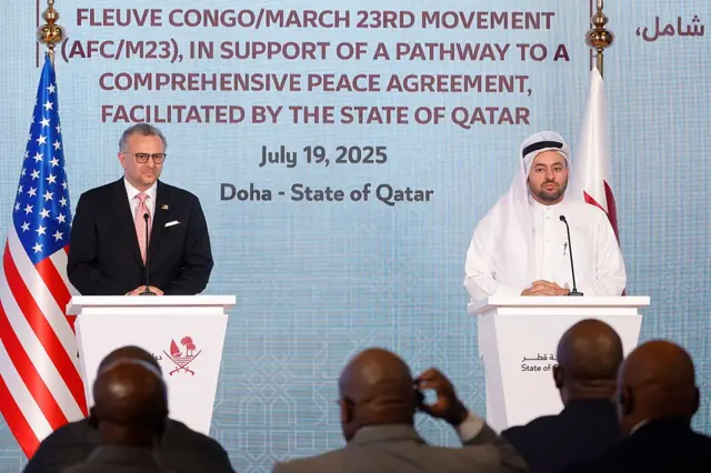 Massad Boulos (ibumoso), umujyanama mukuru kuri Afurika wa Perezida w'Amerika, na Mohammed al-Khulaifi, intumwa nkuru ya Qatar muri ibi biganiro, mu kiganiro n'abanyamakuru i Doha mu murwa mukuru wa Qatar, ku wa gatandatu ku itariki ya 19 Nyakanga (7) mu mwaka wa 2025, nyuma yuko DRC na M23 bashyize umukono ku mahame yo kurangiza intambara mu burasirazuba bwa DRC. 