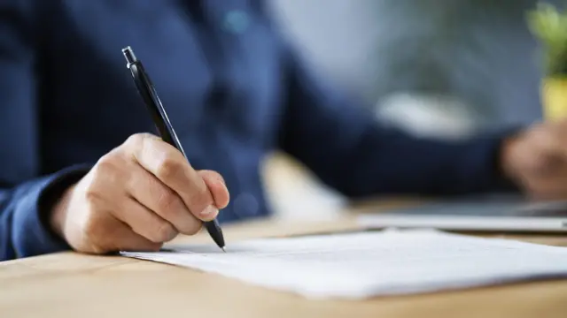 በእስክቢርቶ የሚጽፍ ግለሰብ እጅ