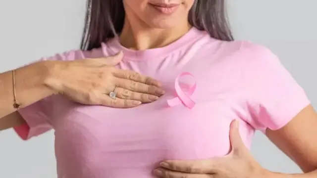 Femme portant un t-shirt avec un signe d'octobre