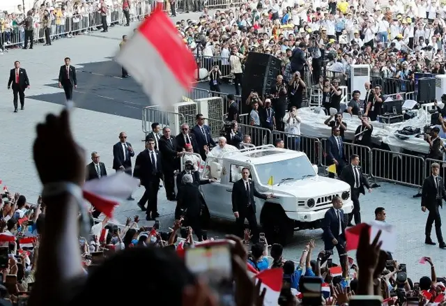 Paus Fransiskus tiba di Stadion GBK untuk memimpin Misa Akbar, pada Kamis (05/09).