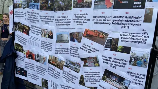 Odštampane vesti Informera zakačene za ogradu