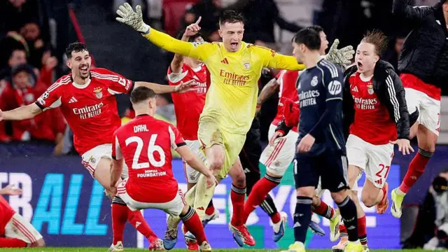 Anatoliy Trubin of Benfica celebrate 4-2 wit teammates during di UEFA Champions League match between Benfica vs Real Madrid for di Estadio Da Luz on January 28, 2026 for Lisbon Portugal