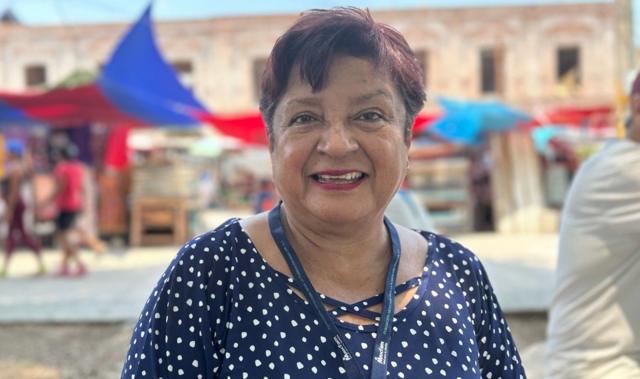 Beatriz Ramos, frente al mercado principal de Juchitán. 