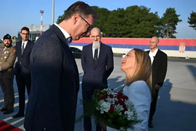 Predsednik Srbije Aleksandar Vučić dočekao je Đorđu Meloni na beogradskom aerodromu