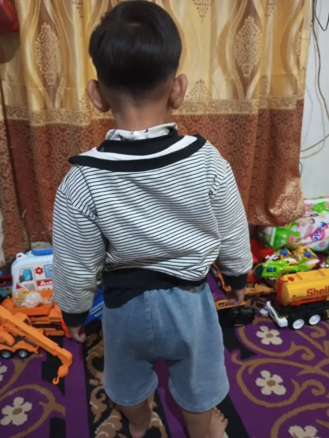 Gio bersama mainannya. 