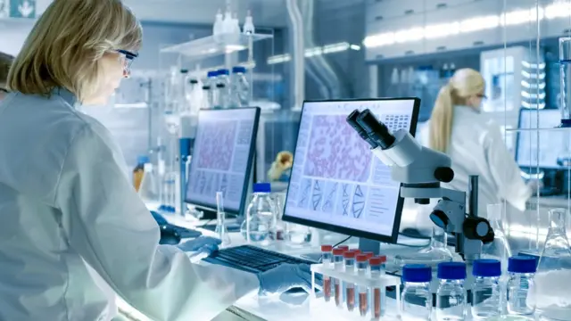 Женщина за компьютером