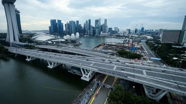 सिंगापुर के चारों तरफ़ समुद्र है इसलिए वहां डीसलायनेशन यानी समुद्र के खारे पानी को पीने योग्य बनाया जाता है