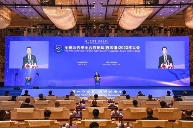 ဘေကျင်းမြို့မှာ စက်တင်ဘာလ ၂၀ ရက်တုန်းက  ကျင်းပတဲ့ ကမ္ဘာလုံးဆိုင်ရာပြည်သူ့လုံခြုံရေးပူးပေါင်းဆောင်ရွက်မှု ညီလာခံမှာ မိန့်ခွန်းပြောကြားနေတဲ့ မစ္စတာ ဝမ်ရှောက်ဟုန်