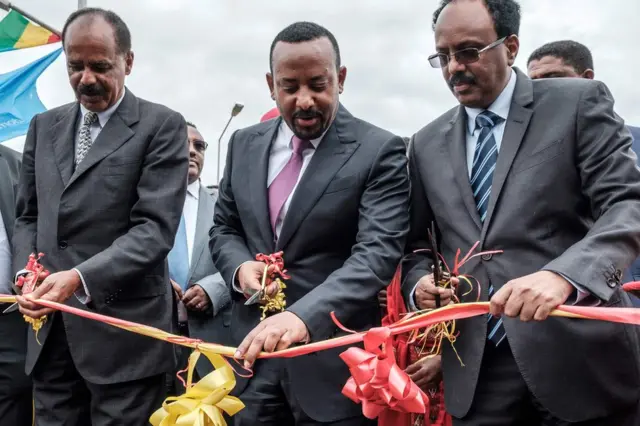 Pirezedaanti Isaayyaa (bitaa) Mohaammed (mirgaan) Ministira Muummee Dr. Abiy Ahimed waliin yeroo Baahir Daaritti hospitaala eebbisiisan