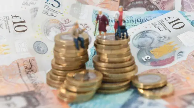 Кованице, папирни новац и фигуре старијих људи