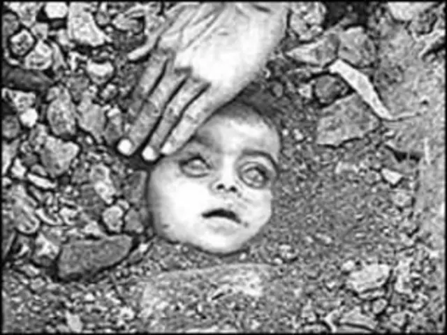 रघू राय यांनी टिपलेला हा फोटो पुढे भोपाळ दुर्घटनेचा प्रतिक बनला.