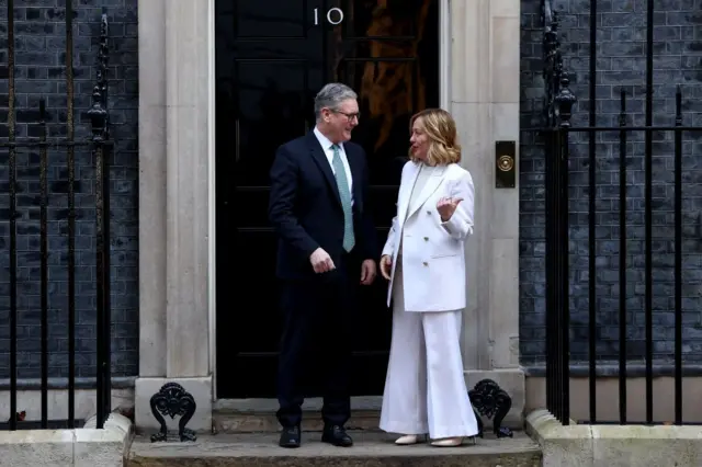 Джорджія Мелоні, яка нібито має хороші відносини з Трампом, уже прибула до Лондона