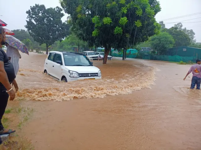 ਹੜ੍ਹ ਵਿੱਚ ਕਾਰ