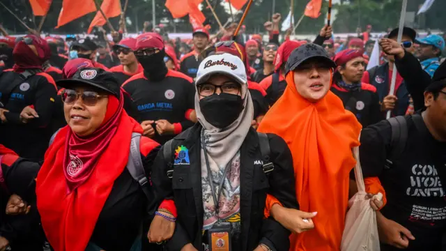 Sejumlah buruh melakukan aksi di depan Kompleks Parlemen, Senayan, Jakarta, Kamis (28/8/2025). Dalam aksi tersebut mereka menuntut agar RUU Perampasan Aset dan berantas korupsi segera disahkan. 