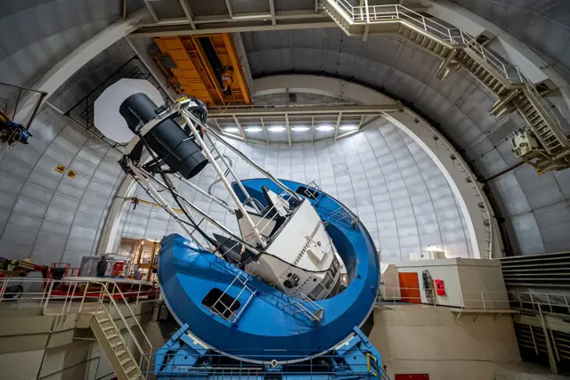 Foto del interior del Telescopio Mayall, al interior de un domo que lo cubre.